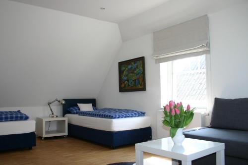 阿尔滕基兴Blue House Rügen的一间卧室配有一张床、一张沙发和一张桌子