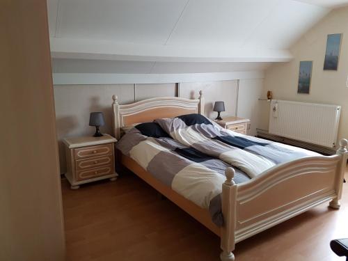 LieshoutDe Boerebeemd的一间卧室设有一张大床和两个床头柜
