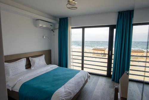马马亚Belleview Suites的一间卧室配有一张床,享有海景