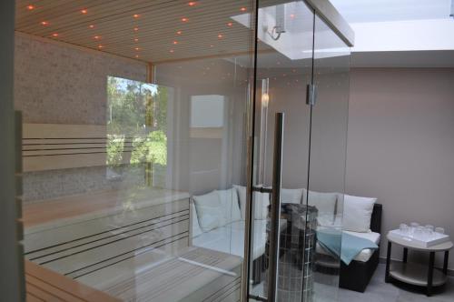 博尔滕哈根Strandvilla Waldhaus的浴室设有玻璃淋浴间和桌子