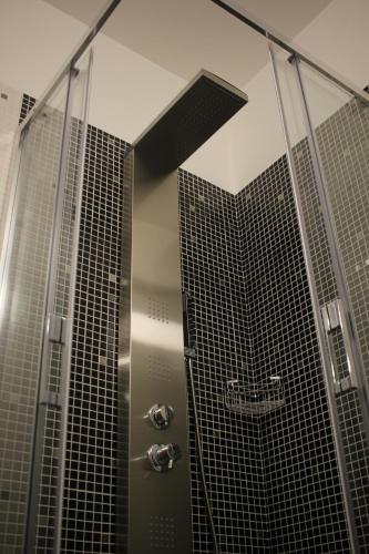 韦诺萨Hotel Orazio的玻璃墙淋浴和淋浴