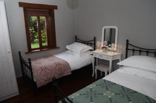 Ty Carreg Fach Staycation Cottage Cardiff客房内的一张或多张床位