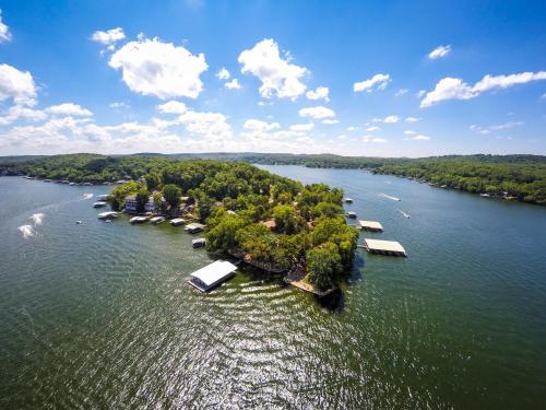 卡姆登顿Point View Resort的享有湖泊的空中景致,拥有房屋和树木