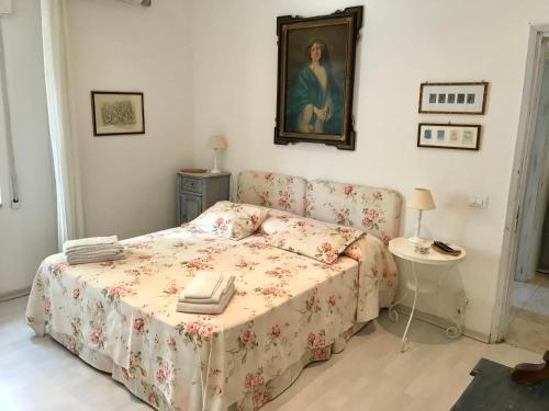 塔兰托Villa Valentina的一间小卧室,配有一张床和一张桌子
