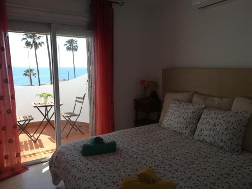 奇尔切斯Casa Las Toro Playa的一间卧室配有一张床,享有海滩美景