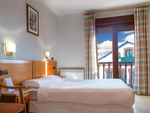 塞尔塞迪利亚玛雅旅馆的酒店客房设有两张床和窗户。
