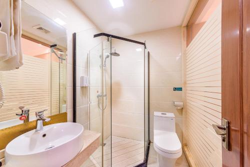 Kaiserdom Hotel Baiyun Airport-24-hour Airport-Free shuttle bus的一间浴室