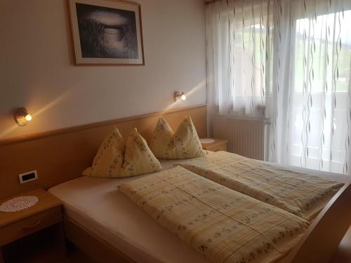 马兰扎Ferienwohnung Winklerhof的一间卧室设有一张大床和窗户