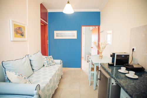 波罗斯玛丽亚影城酒店的带沙发和蓝色墙壁的客厅