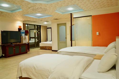 斗六市享平方文旅的酒店客房设有两张床和一台平面电视。