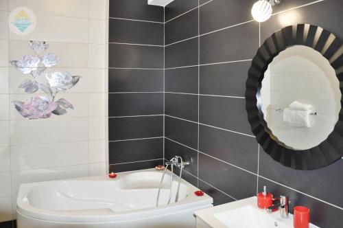 康斯坦察Antos Deluxe Apartment的带浴缸、水槽和镜子的浴室