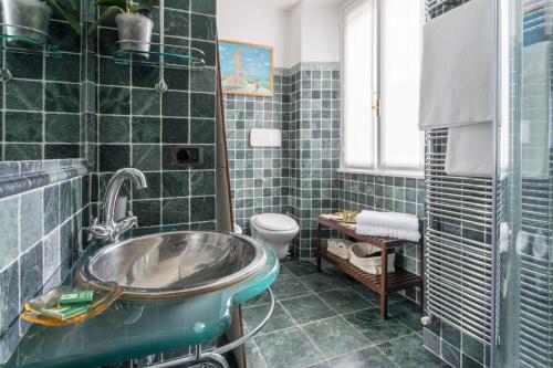 卡拉泰乌廖Lovely Apartment Overlooking Lake Como by Rent All Como的一间带水槽和卫生间的浴室