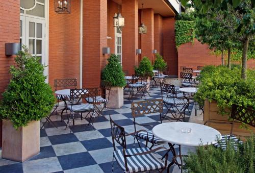 巴利亚多利德Valladolid Recoletos的户外庭院设有桌椅和植物