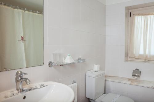 布拉加拉戈酒店的一间带水槽、卫生间和镜子的浴室