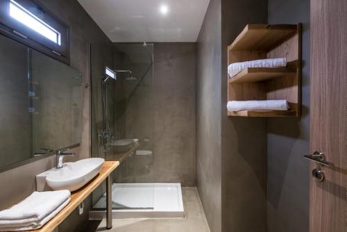赫索尼索斯Oasis Beach Hotel - Adults Only的一间带水槽和淋浴的浴室