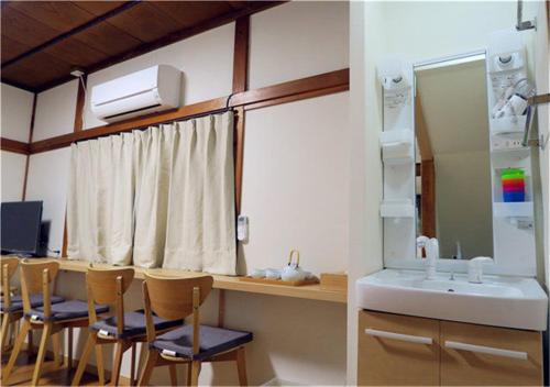 东京Kiki HouseT --Self Check-in -- Room Number & Password is in the following email的客房设有带水槽和镜子的厨房