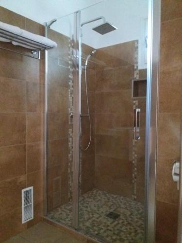 阿雅克修Villa Savane的浴室里设有玻璃门淋浴