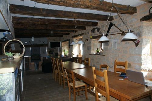 班纳萨克Chambre d'hôtes Le Cascadou的厨房以及带木桌和椅子的用餐室。