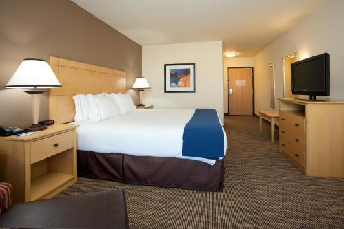 西谷市智选假日酒店客房内的一张或多张床位