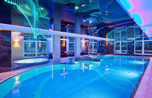 斯克拉斯卡波伦巴KRISTINA Willa & Spa的一座带灯光的大型游泳池