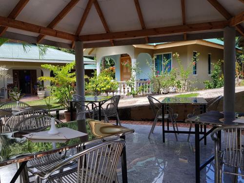 拉迪格岛岛屿简易别墅木屋的餐厅内带桌椅的庭院