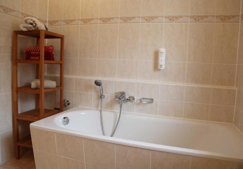 巴特萨罗皮斯库夫Residenz "Zum Kronprinzen" Wohnung Nr.10的浴室设有浴缸和淋浴。