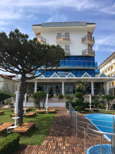 利多迪耶索罗宇宙酒店的一座带游泳池和大楼的酒店