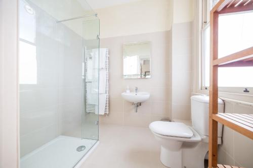 伦敦The Bockery Suite 2 Chelsea的白色的浴室设有卫生间和水槽。