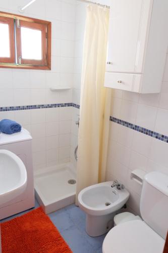 阿列塔SEA & RELAX - Apartament 1 Izq的白色的浴室设有卫生间和水槽。