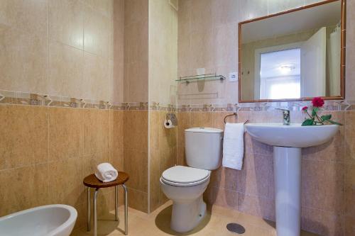 滨海罗克塔斯Apartamento Playa y Golf的一间带卫生间、水槽和镜子的浴室