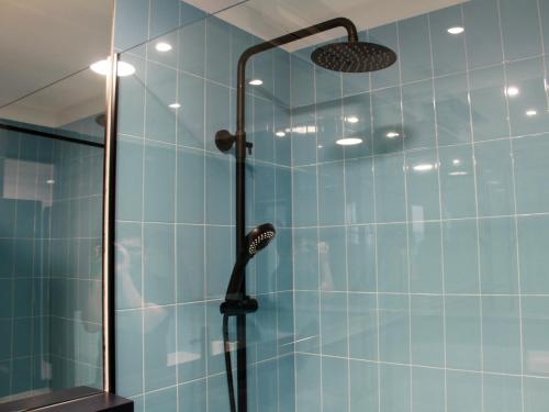 布埃乌Apartamento Lapamán的浴室设有蓝色瓷砖淋浴。