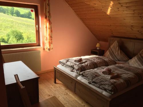 Urlaub im Zirbenland客房内的一张或多张床位