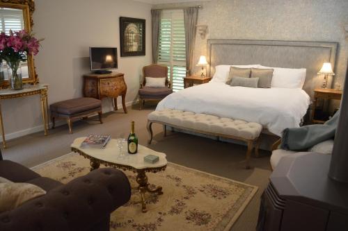 丹德农山Villa d'Amour的一间带大床的卧室和一间客厅