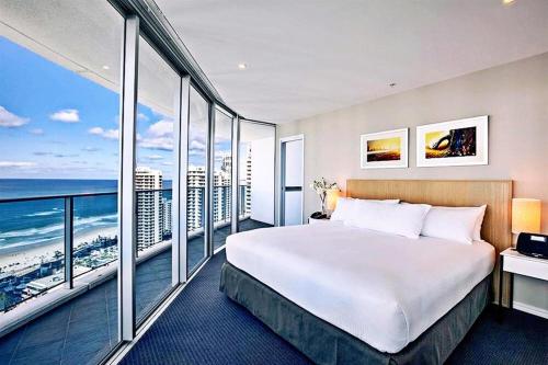 黄金海岸H Star Residences-- Paradise Stayz的酒店客房设有一张大床和大窗户