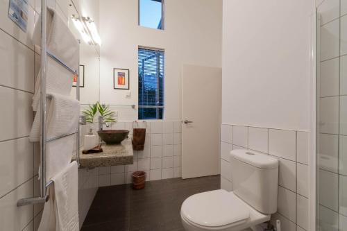 凯里凯里石砌店旅舍的白色的浴室设有卫生间和水槽。