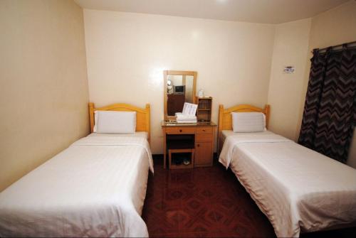 碧瑶45号酒店的酒店客房,设有两张床和镜子