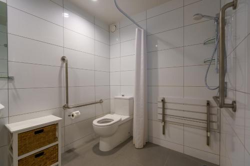 基督城118号公寓的白色的浴室设有卫生间和淋浴。