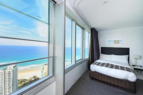 黄金海岸Private Q1 Resort & Spa Apartment with Ocean Views的一间卧室配有一张床,享有海景