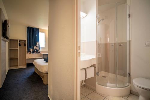 克莱蒙费朗艾斯酒店的带淋浴、盥洗盆和卫生间的浴室