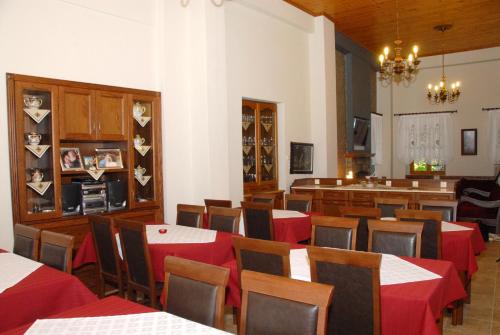 Hotel Filoxenia餐厅或其他用餐的地方