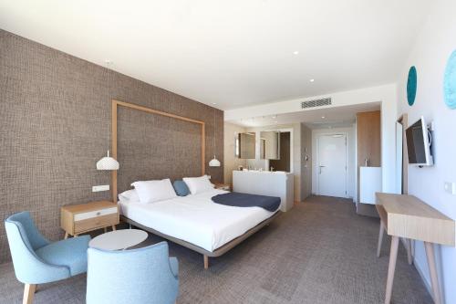 卡拉纳雅达Mar Azul Pur Estil Hotel & Spa的酒店客房,配有一张床和一张蓝色椅子