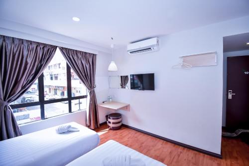 斗湖伊甸园精品酒店的酒店客房设有两张床和窗户。