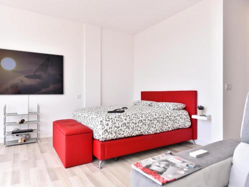 莫甘Penthouse Beyond Amadores的一间卧室配有红色的床和一张沙发