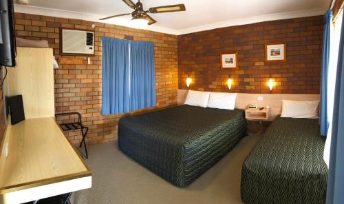滕特菲尔德彼得艾伦汽车旅馆的酒店客房设有两张床和窗户。