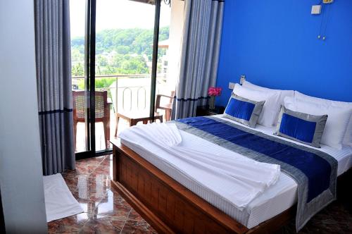 康提Highest View的一间卧室设有一张蓝色墙壁的大床