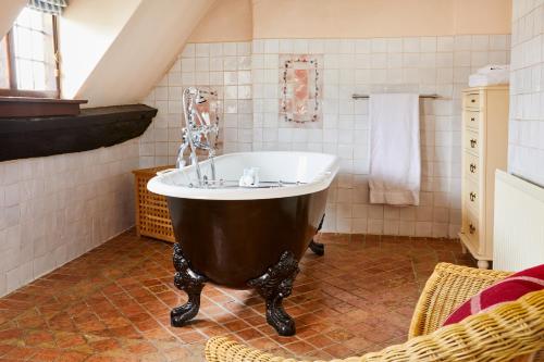 伯福德Burford House BH的客房内的浴室设有大浴缸