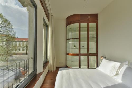 波尔图Republica 157 Guest House的一间卧室设有一张床和一个大窗户