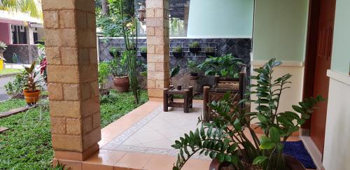 德波Rumah Satoe的庭院配有桌椅和植物