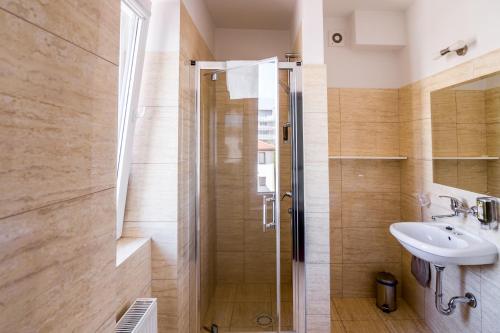 格但斯克雷比赫瓦 韦尔塞酒店的带淋浴和盥洗盆的浴室