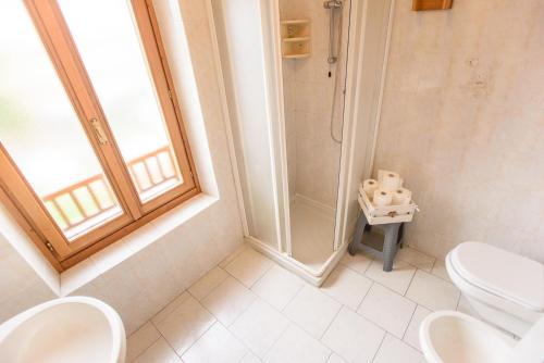 托尔博莱Villa Nirvana的一间带两个卫生间和淋浴的浴室